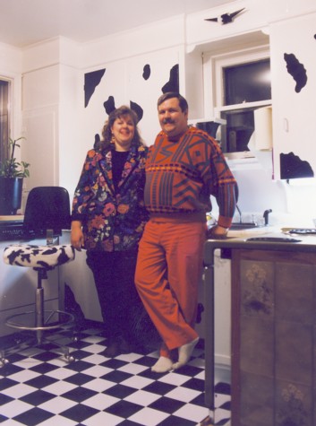The cow kitchen. In our old house we took the kitchen from flesh pink to 'holstein'.